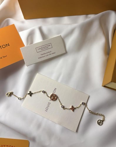 سوارة مستوحاة من لويس فيتون ذهبي