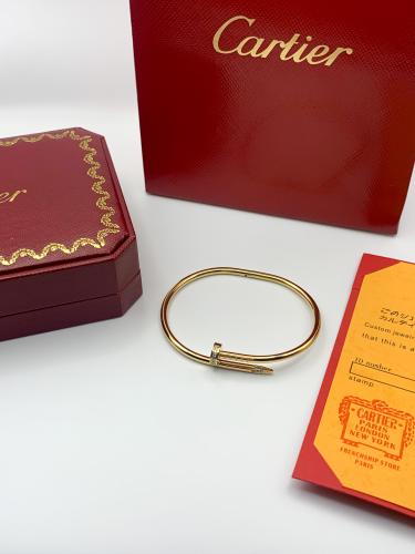 سوارة مستوحاة من كارتير مسمار نحيف ذهبي بفصوص