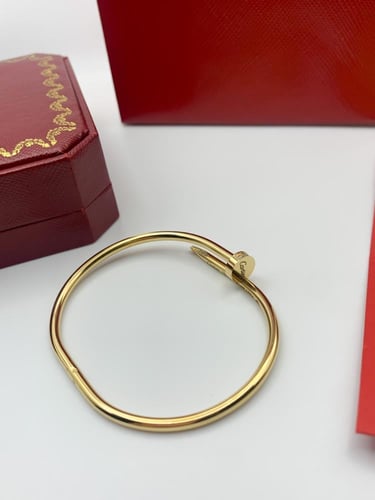 سوارة مستوحاة من كارتير مسمار نحيف ذهبي بفصوص