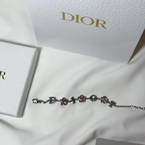 سوارة مستوحاة من ديور فضي