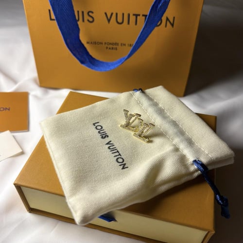 حلق مستوحى من لويس فيتون ذهبي