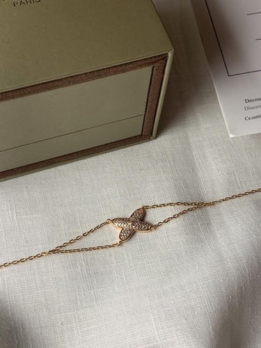 سوارة مستوحاة من شوميه ذهبي