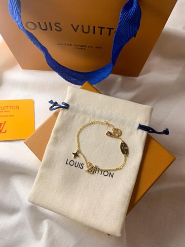 سوارة مستوحاة من لويس فيتون ذهبي