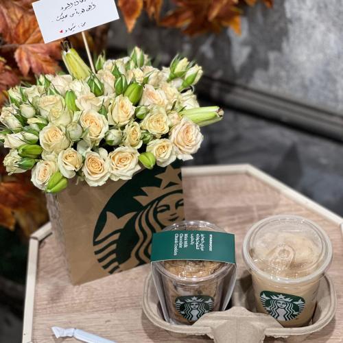 كوكيز مع كوب قهوة (نوع القهوة اختياري ) بتنسيق ورد...