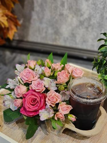 كوب قهوة (نوع القهوة اختياري ) منسق بتشكيلة ورود ع...