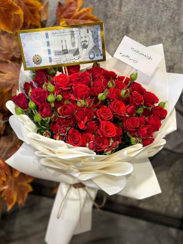 باقة ورد ميني روز أحمر بتغليف أبيض