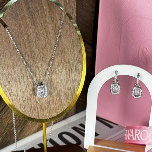 طقم عنق نسائي لون فضي سلسال مع حِلَق