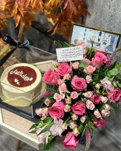 بوكه ورد منسق مع كيكة رد فلفت من حلويات منش