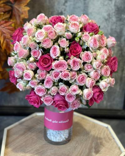 فازة ورد بيبي روز وجوري بألوان متناسقة مع كتابة عب...