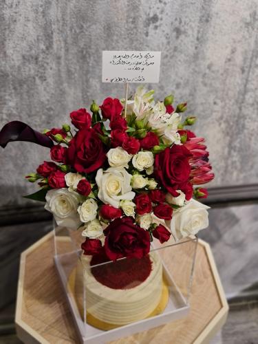 باقة ورد مشكل+كيكة رد فلفت من حلويات منش