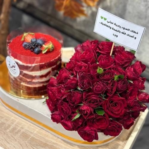 بوكه ورد احمر+كيكة رد فلفت من حلويات نعمة