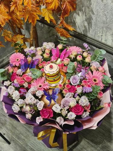 باقة من ورد طبيعي+كيكة كومِك من حلويات منش