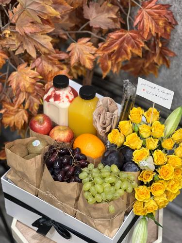 جالونين عصير (نكهة اختيارية) مع تشكيلة فواكه متنوع...