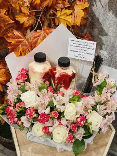 جالونين عصيرات متنوعة (نكهات اختيارية) منسقة داخل...