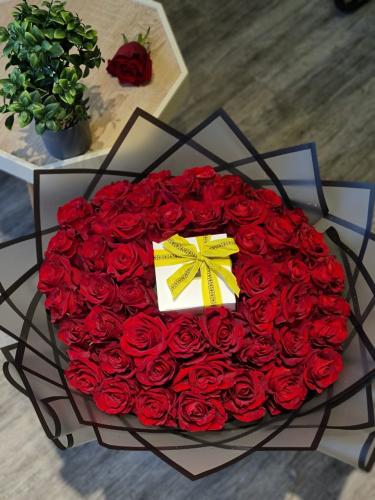 شوكولاتة باتشي وسط بوكيه ورد جوري أحمر عدد 50 هداي...