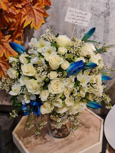 فازة ورد مضاف إليها شوكولاتة باتشي منسقة بتشكيلة و...