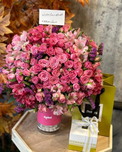 فازة ورد مع إمكانية كتابة عبارة او إسم عليها منسقة...