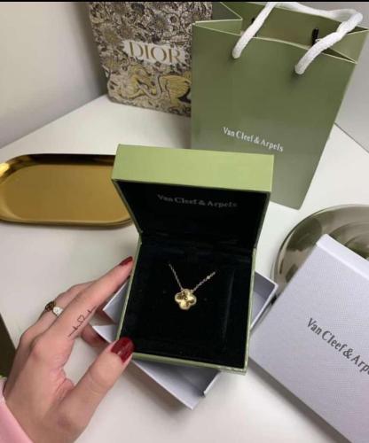 طقم سلسال نسائي مع حلَق لون ذهبي