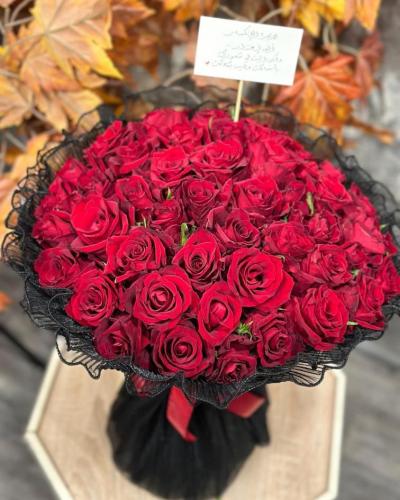 باقة ورد جوري بتغليف قماش اسود فاخر عدد 50
