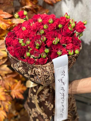 باقة ورد بيبي روز أحمر مع جوري