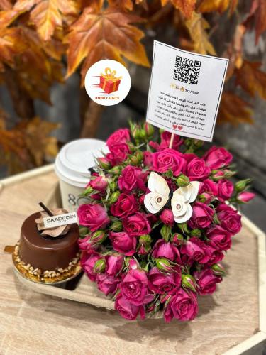 باقة من ورود بيبي جوري+ميني كيك و كوب قهوة (نوع ال...