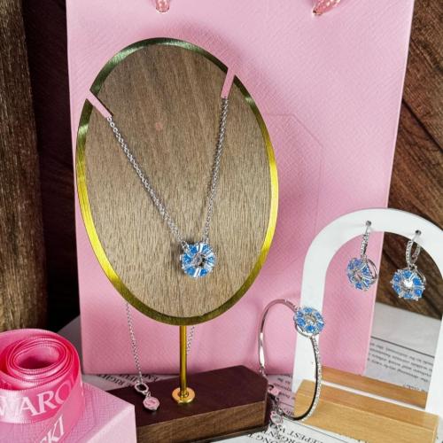 سلسال نسائي مع حِلَق مع إسورة