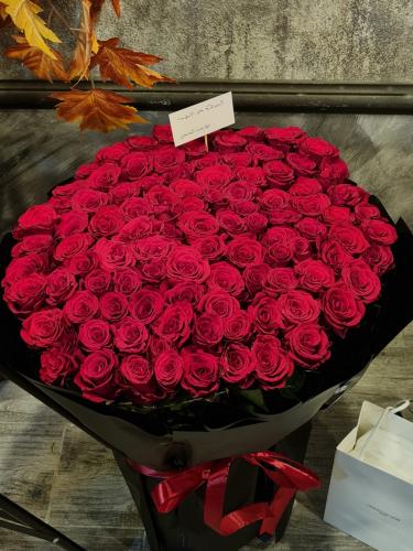 باقة ورد جوري أحمر بتغليف اسود 100 وردة
