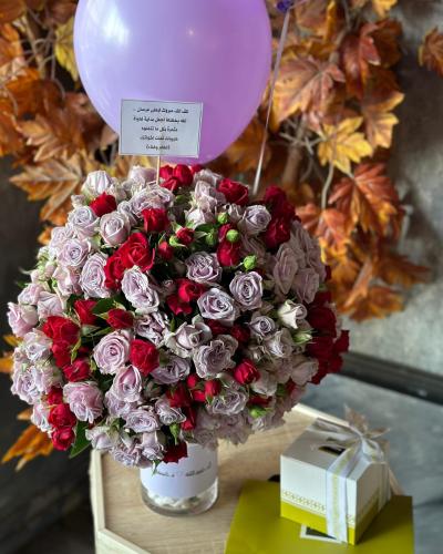 فازة ورد مع إمكانية كتابة عبارة او إسم عليها منسقة...