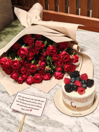 بوكيه ورد طبيعي مع كيكة التوت