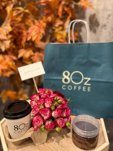 حلا مع كوب قهوة (نوع القهوة اختياري ) على قاعدة اك...