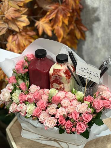 جالونين عصيرات متنوعة (نكهات اختيارية) منسقة داخل...