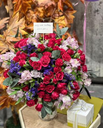 فازة ورد منسقة بتشكيلة ورود واكسسوارات مميزة مقدمة...