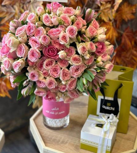 فازة ورد مع إمكانية كتابة عبارة او إسم عليها منسقة...