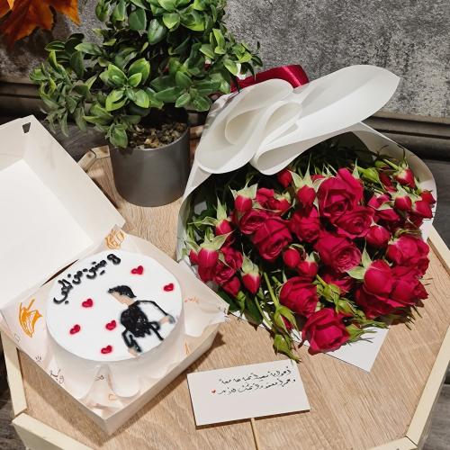 كيك مرسوم عليه مع ورد احمر