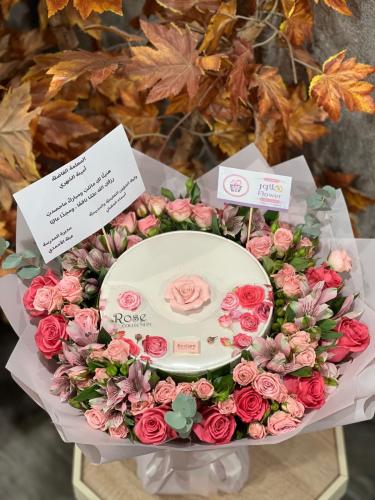 شوكولاتة بستاني منسقة وسط بوكيه ورد بورد بيبي روز...