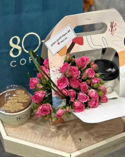 حلا مع كوب قهوة (نوع القهوة اختياري ) على قاعدة بت...