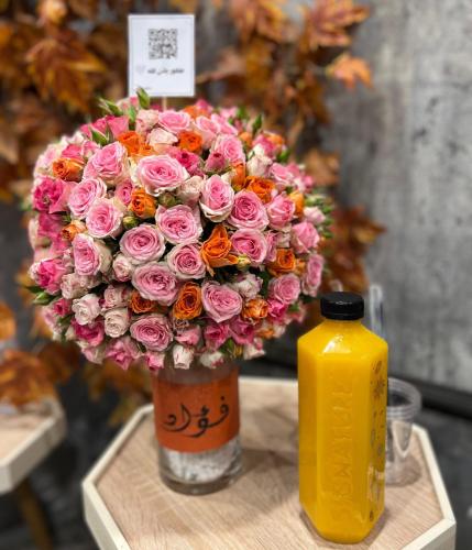 جالون عصير مع فازة ورد ، ورد اورنج مع وردي مع كتاب...