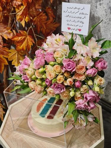 كيكة رينبو من حلويات منش منسقة داخل بوكس اكريلك بت...