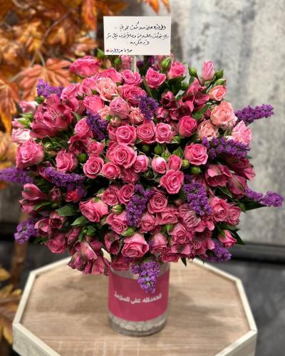 فازة ورد بيبي روز بإضافات متناسقة مع كتابة عبارة ا...