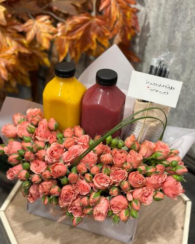 جالونين عصيرات متنوعة (نكهات اختيارية) منسقة داخل...