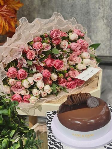 بوكيه ورد طبيعي+كيكة الشوكلت من آني وداني
