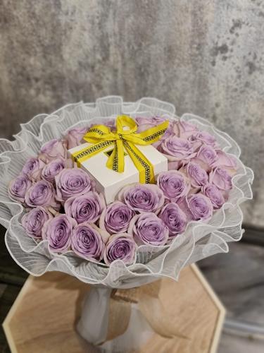 شوكولاتة باتشي وسط بوكيه ورد جوري موف مغلف بتغليف...