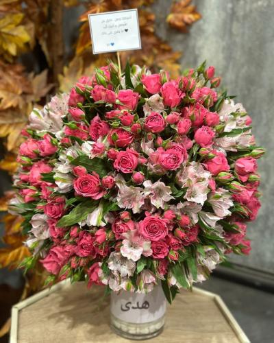 فازة ورد بيبي روز بألوان متناسقة مع كتابة عبارة او...