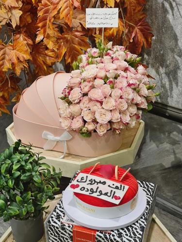 كيكة رد فلفت من آني وداني مع سرير الطفل منسق بورد...