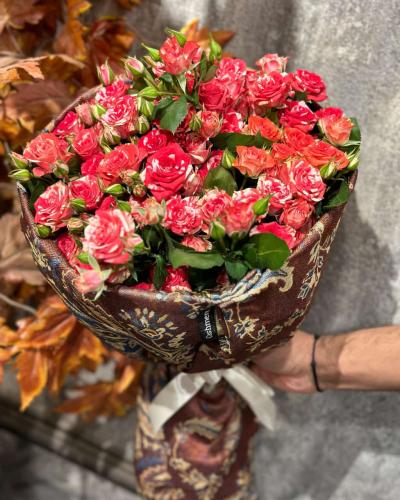 باقة ورد بيبي روز أحمر مع أبيض بتغليف الشال الكشمي...