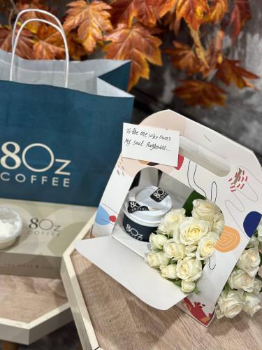 كوب قهوة بتنسيق ورد مع حلا الفرنش توست