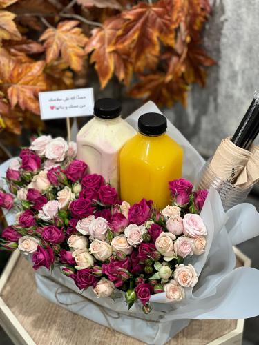 جالونين عصيرات متنوعة (نكهات اختيارية) منسقة داخل...