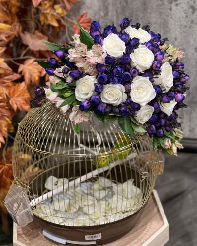 زوج من العصافير في قفص مع تنسيق ب ورد طبيعي بأنواع...