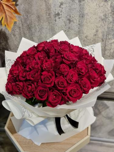 باقة ورد جوري أحمر بتغليف ابيض 50 وردة