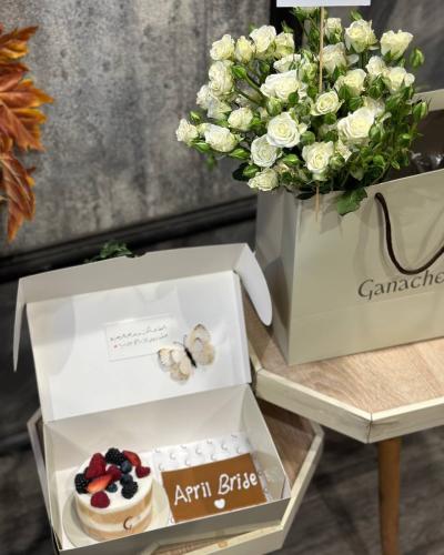 كيكة المانجو من آني وداني منسقة داخل بوكس اكريلك ب...